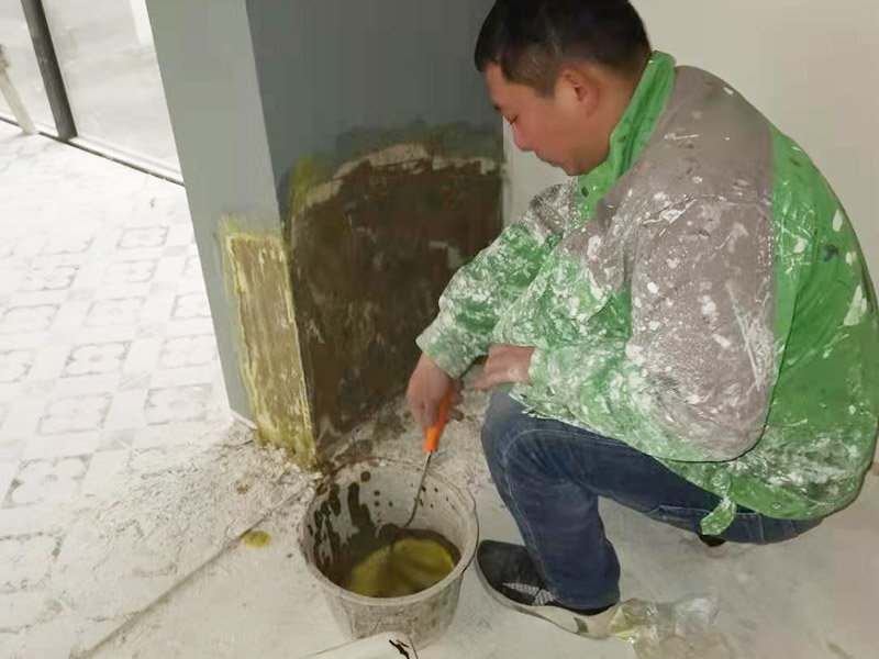 墻面局部修補(bǔ)：一定要做好基層的處理，如果您家是二次裝修墻面時(shí)，沒有將以前的老墻的墻皮鏟除干凈，或者是只鏟除了表層的膩?zhàn)?，那么修補(bǔ)墻面時(shí)，是會遺留下高低不平的部分墻皮的，此后，要是接著上刷界面劑或者膩?zhàn)?，那么很可能就會?dǎo)致新刷的墻面出現(xiàn)開裂的情況。 需要鏟除到磚墻體的表面，然后進(jìn)行全面的施工，進(jìn)行翻新墻面，工程量是比較大的，完全適用于存在多處開裂、掉皮和起粉現(xiàn)象的墻面。