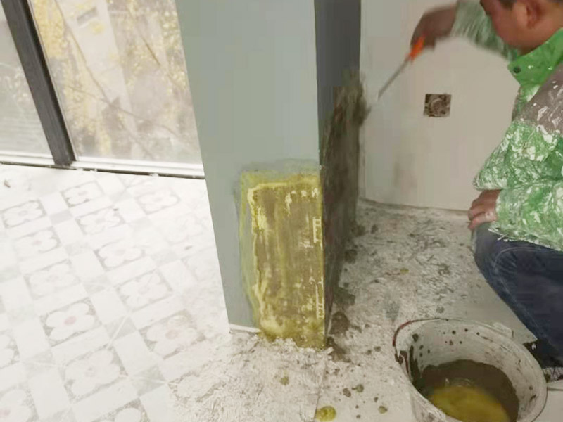 墻面局部修補(bǔ)：一定要做好基層的處理，如果您家是二次裝修墻面時(shí)，沒有將以前的老墻的墻皮鏟除干凈，或者是只鏟除了表層的膩?zhàn)?，那么修補(bǔ)墻面時(shí)，是會遺留下高低不平的部分墻皮的，此后，要是接著上刷界面劑或者膩?zhàn)?，那么很可能就會?dǎo)致新刷的墻面出現(xiàn)開裂的情況。 需要鏟除到磚墻體的表面，然后進(jìn)行全面的施工，進(jìn)行翻新墻面，工程量是比較大的，完全適用于存在多處開裂、掉皮和起粉現(xiàn)象的墻面。