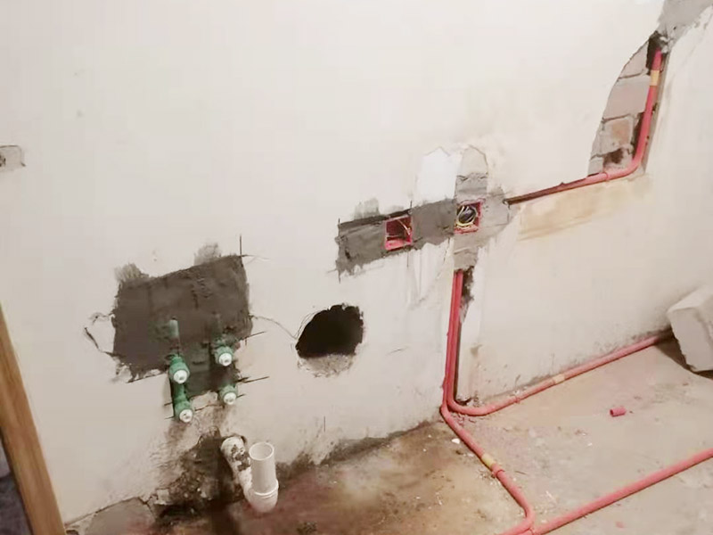 墻面水電改造維修：按走向進(jìn)行墻面或地面開槽，開槽過程中，不允許出現(xiàn)墻面橫向開槽大于30cm的現(xiàn)象，因?yàn)闄M向開槽將破壞整樓的承重，使得抗震能力降低而且墻面容易開裂。如果是保溫墻的話，開很長的橫槽有可能會(huì)導(dǎo)致開槽上部的保溫層整體脫落。墻面開槽一般都應(yīng)該是豎向垂直開槽。 埋入管線(包括布線和接好管道)和暗盒，電路施工時(shí)先安裝管路，然后再穿導(dǎo)線，這樣可以避免將來換線出現(xiàn)導(dǎo)線無法抽動(dòng)的現(xiàn)象。穿管不能使用軟管，防止出現(xiàn)死角。同時(shí)電路接頭不要裸露在外面，應(yīng)該安裝在線盒內(nèi)，分線盒之間不允許有接頭。