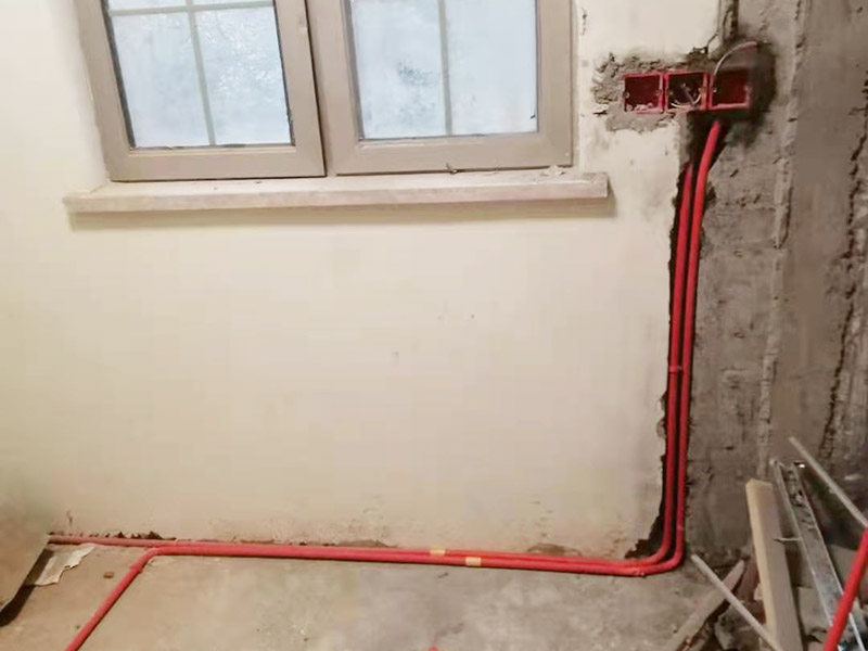 墻面水電改造維修：按走向進(jìn)行墻面或地面開槽，開槽過程中，不允許出現(xiàn)墻面橫向開槽大于30cm的現(xiàn)象，因?yàn)闄M向開槽將破壞整樓的承重，使得抗震能力降低而且墻面容易開裂。如果是保溫墻的話，開很長的橫槽有可能會(huì)導(dǎo)致開槽上部的保溫層整體脫落。墻面開槽一般都應(yīng)該是豎向垂直開槽。 埋入管線(包括布線和接好管道)和暗盒，電路施工時(shí)先安裝管路，然后再穿導(dǎo)線，這樣可以避免將來換線出現(xiàn)導(dǎo)線無法抽動(dòng)的現(xiàn)象。穿管不能使用軟管，防止出現(xiàn)死角。同時(shí)電路接頭不要裸露在外面，應(yīng)該安裝在線盒內(nèi)，分線盒之間不允許有接頭。