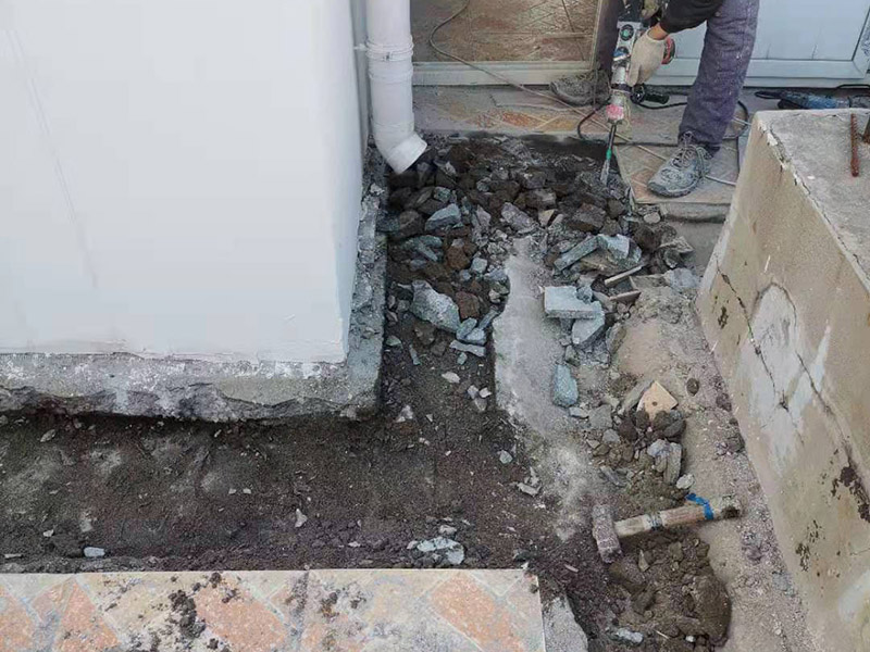 墻面滲水外墻施工：墻內(nèi)水管漏水的話是有辦法檢查出來的，因?yàn)橛械臅r(shí)候是因?yàn)樾l(wèi)生間馬桶或者是馬桶水箱的問題導(dǎo)致了錯(cuò)誤的判斷。要想知道究竟是不是墻內(nèi)水管出現(xiàn)了問題而出現(xiàn)的漏水情況的話，我們可以用一根鐵棒順著水管的走線，一端抵在墻上或地上，一端貼在耳朵上，仔細(xì)地聽，一般情況可以找到漏的地方，這樣一來不僅能夠清楚明白的知道是否是墻內(nèi)水管漏水還了解到了漏水源頭，這樣一來就好處理得多了。 墻內(nèi)水管漏水，只能鑿開墻，才能真正找到水管漏點(diǎn)，徹底修理好。