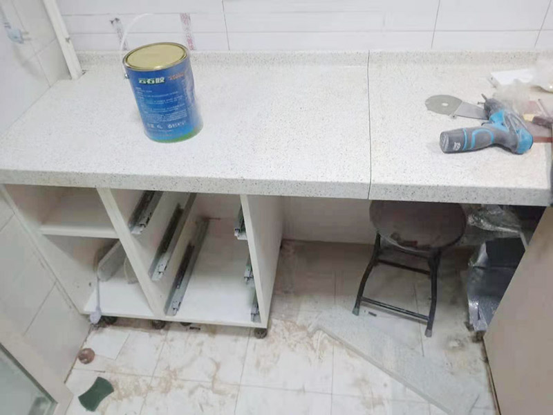 櫥柜維修改造：對廚房作防護措施,掛擋布、廚房墻面等做簡單清理,以便準確測量地面水平。 材料進場:櫥柜板材等進場。  安裝地柜 組裝:統(tǒng)一組裝好地柜,搬進廚房,按圖紙順序擺放好位置(倒放),統(tǒng)一安裝地腳。 現場切割:地面上墊上保護物,割口根據實物的大小從反面進行操作,保持正面不崩。 安裝順序：如有轉角柜應先安轉角柜，沒有轉角柜先從靠墻的柜往外安裝。 水平調整：通過地柜的調節(jié)腿調節(jié)地柜水平度，誤差保持正負1mm。