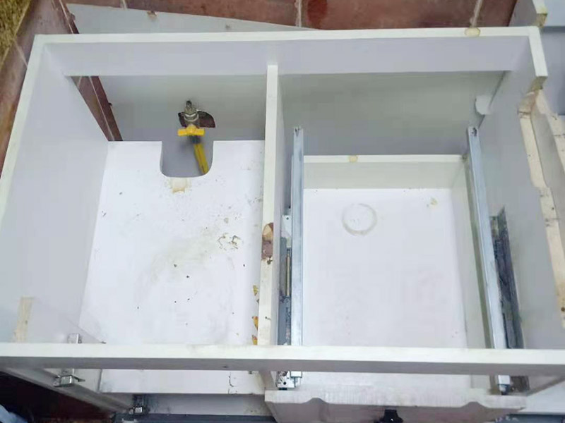 櫥柜維修改造：對廚房作防護措施,掛擋布、廚房墻面等做簡單清理,以便準確測量地面水平。 材料進場:櫥柜板材等進場。  安裝地柜 組裝:統(tǒng)一組裝好地柜,搬進廚房,按圖紙順序擺放好位置(倒放),統(tǒng)一安裝地腳。 現場切割:地面上墊上保護物,割口根據實物的大小從反面進行操作,保持正面不崩。 安裝順序：如有轉角柜應先安轉角柜，沒有轉角柜先從靠墻的柜往外安裝。 水平調整：通過地柜的調節(jié)腿調節(jié)地柜水平度，誤差保持正負1mm。