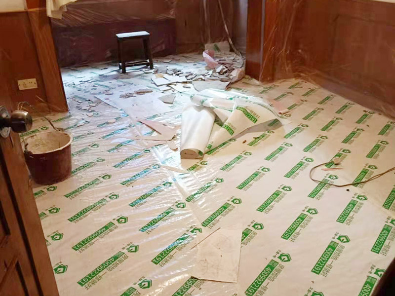 家具保護措施：地板保護，地板保護需要使用pvc+棉保護膜 （薄的保護膜會在裝修過程中踩壞），沿墻邊使用家較寬的地板專用膠帶密封。家居保護只需要使用普通pvc保護膜即可，注意下方要留足保護膜遮蓋下方地板。門窗保護:使用無紡布門窗保護膜，裁剪適當大小貼在窗戶上級窗戶框上即可。門使用pvc保護膜，小的突起如電源插座，使用保護膜覆蓋用較窄的地板專用膠帶密封。 注意：所有的密封都不要貼到需要粉刷裝修的墻面上。