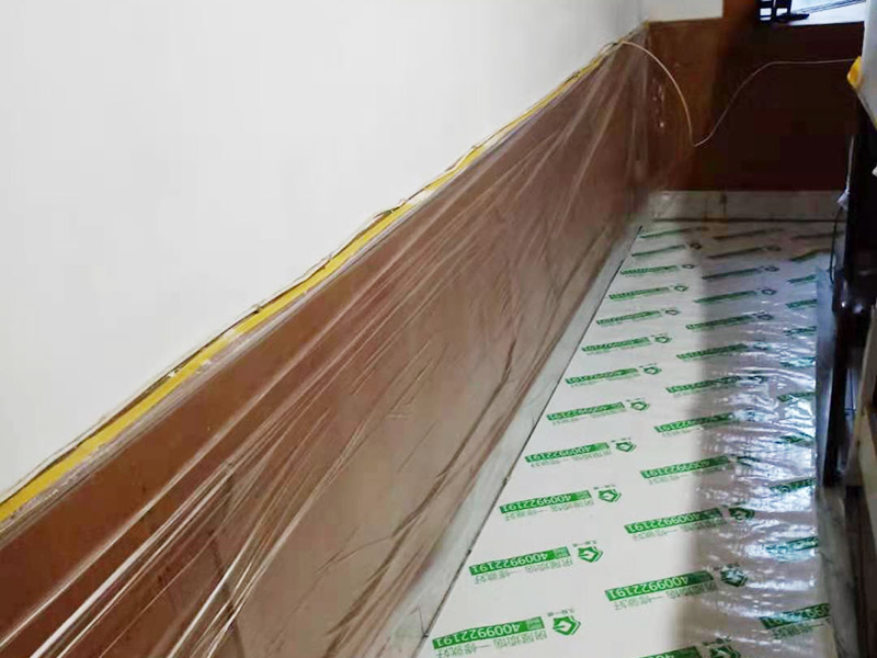 家具保護措施：地板保護，地板保護需要使用pvc+棉保護膜 （薄的保護膜會在裝修過程中踩壞），沿墻邊使用家較寬的地板專用膠帶密封。家居保護只需要使用普通pvc保護膜即可，注意下方要留足保護膜遮蓋下方地板。門窗保護:使用無紡布門窗保護膜，裁剪適當大小貼在窗戶上級窗戶框上即可。門使用pvc保護膜，小的突起如電源插座，使用保護膜覆蓋用較窄的地板專用膠帶密封。 注意：所有的密封都不要貼到需要粉刷裝修的墻面上。