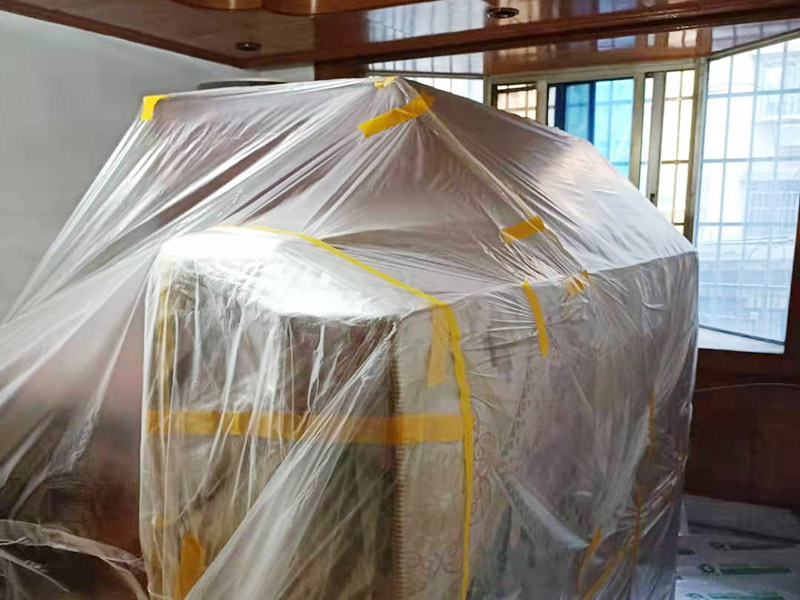 家具保護措施：地板保護，地板保護需要使用pvc+棉保護膜 （薄的保護膜會在裝修過程中踩壞），沿墻邊使用家較寬的地板專用膠帶密封。家居保護只需要使用普通pvc保護膜即可，注意下方要留足保護膜遮蓋下方地板。門窗保護:使用無紡布門窗保護膜，裁剪適當大小貼在窗戶上級窗戶框上即可。門使用pvc保護膜，小的突起如電源插座，使用保護膜覆蓋用較窄的地板專用膠帶密封。 注意：所有的密封都不要貼到需要粉刷裝修的墻面上。