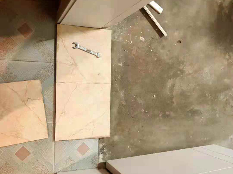 廁所地磚鋪貼：準備裝修中或多或少都會牽涉到墻體改造，工人在裝修前期需把該砌該粉的工程都結束，確保改造墻體能充分干燥。攪拌調和將粘結劑漿料攪拌至潤滑均勻，無明顯塊狀或糊涂結狀，將攪拌后施工漿料靜置5&mdash;10分鐘，然后再稍加攪拌1&mdash;2分鐘，即可使用。用泥刀先批墻，后用水泥漿找平。這個工序很重要，確保底子平，防止貼后空鼓