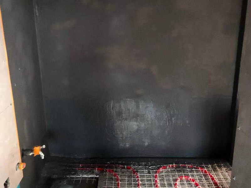 墻地面防水貼磚：一般在實(shí)際施工中，都是先將墻面和地面的防水都做好，然后等到防水層完全干透之后就可以做閉水試驗(yàn)了，閉水試驗(yàn)的主要目的是檢驗(yàn)防水施工是否有疏露，防水功能是否正常，如果閉水試驗(yàn)顯示沒有問題了，那么再開始貼瓷磚。貼瓷磚是先貼墻面，然后再貼地面的。