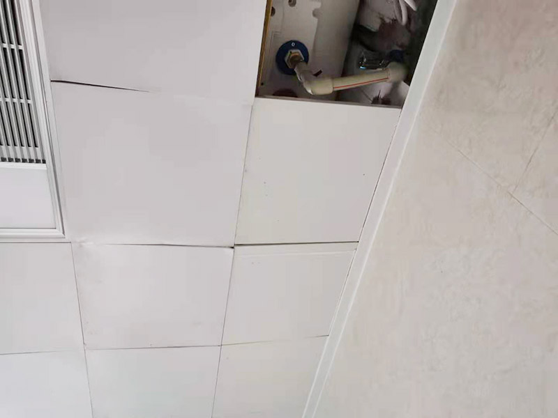 集成吊頂維修：打膨脹螺絲釘，懸掛吊桿，務(wù)必采用8個(gè)的吊桿才能保證整體的牢固性；安裝吊鉤，吊頂裝輕鋼龍骨、三角龍骨，主龍骨采用50加寬加厚的熱鍍鋅烤漆龍骨，保證整個(gè)吊頂?shù)钠秸冗M(jìn)一步加強(qiáng)耐腐蝕性，三角龍骨也要采用熱鍍鋅烤漆龍骨增強(qiáng)耐腐蝕性。將扣板壓入三交龍骨縫中，確定互相垂直，要保證橫豎一條線。