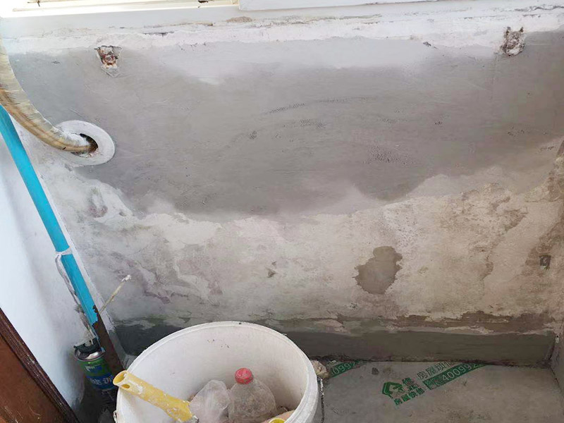 陽臺墻面局部修補：一定要做好基層的處理，如果您家是二次裝修墻面時，沒有將以前的老墻的墻皮鏟除干凈，或者是只鏟除了表層的膩子，那么修補墻面時，是會遺留下高低不平的部分墻皮的，此后，要是接著上刷界面劑或者膩子，那么很可能就會導(dǎo)致新刷的墻面出現(xiàn)開裂的情況。舊房要是在長期使用中受到了來自外界的沖擊或者震動，是有可能造成局部墻面基層與墻體脫離的。 在修補墻面的時候，要是發(fā)現(xiàn)墻面出現(xiàn)滲水或者發(fā)霉的情況，是可以直接更換水管的，或者是進行修補，具體的操作方法是，先關(guān)閉上閥門，把水源斷開后，然后將水龍頭打開至合適的位置，是可以泄去水管內(nèi)的大部分壓力的。