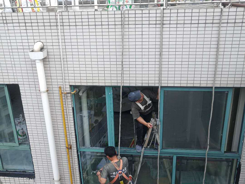 門(mén)窗打膠維修：各樓層窗框安裝時(shí)均應(yīng)橫向、豎向拉通線，各層水平一致，上下順直。窗框與墻體固定時(shí)，先固定上框，后固定邊框，采用塑料膨脹螺栓固定。框與洞口之間的伸縮縫內(nèi)腔均采用閉孔泡沫塑料，發(fā)泡劑等彈性材料填塞，表面用密封膠密封。門(mén)窗安裝必須牢固，預(yù)埋件的數(shù)量、位置、埋設(shè)連接方法必須符合設(shè)計(jì)要求，設(shè)有預(yù)埋鐵件的洞應(yīng)采用焊接的方法固定，或先在預(yù)埋件上按緊固件規(guī)格打基孔，然后用緊固件固定。拼樘料與磚墻連接時(shí)，應(yīng)先將拼樘料兩端插入預(yù)留洞口中，然后用C20細(xì)石砼澆灌固定。應(yīng)將兩窗框與拼樘料卡接，卡接后用緊固件雙向擰緊，其間距應(yīng)&le;400mm。緊固件端頭及拼樘料與窗杠間的穎隙采用密封條進(jìn)行密封處理。當(dāng)門(mén)窗采用預(yù)埋木磚法與墻體連接時(shí)，木磚應(yīng)進(jìn)行防腐處理。