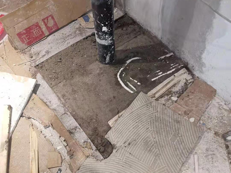 異形瓷磚鋪貼：首先應除去基層表面的污垢，油漬，浮灰;除去基層上所有涂料層，膩子層;如果基層未能達到平整度要求，需對基層進行預先的找平處理。對瓷磚的色彩、紋理、表面平整等進行嚴格的挑選，然后按照圖紙要求預鋪。對可能出現的尺寸、色彩、紋理誤差等進行調整、交換，直至達到最佳效果。加水后將粘結劑漿料攪拌至潤滑均勻，無明顯塊狀或糊狀結塊，攪拌后的漿料靜置5-10分鐘后再稍加攪拌1-2分鐘即可使用。在開始鋪貼施工前，需要先清理瓷磚表面的浮灰，污垢等。將瓷磚平整地鋪貼在基層上，使用橡膠錘將瓷磚拍實鋪平。施工過程中，可小幅度轉動瓷磚，使?jié){料與瓷磚背面充分接觸。