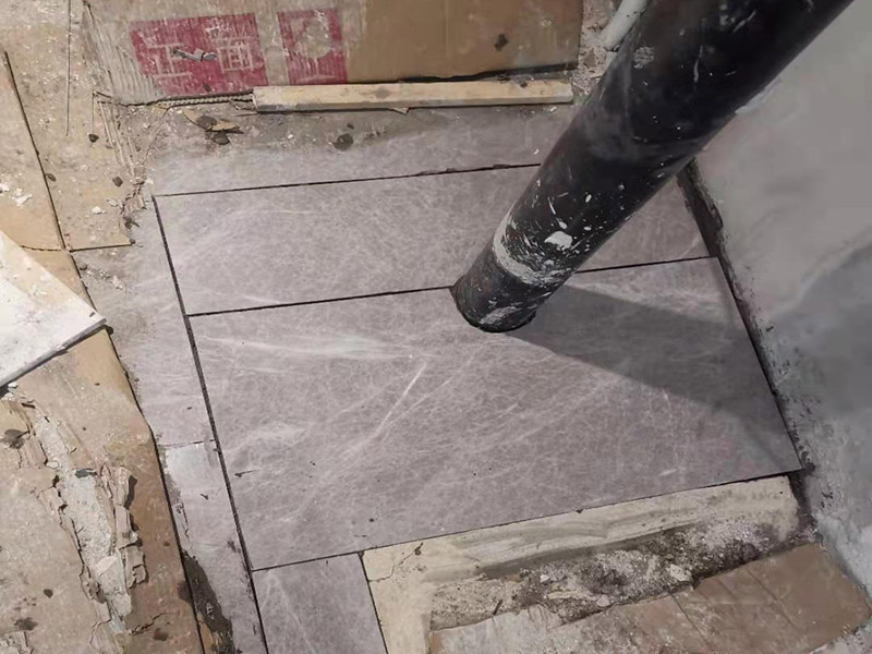 異形瓷磚鋪貼：首先應除去基層表面的污垢，油漬，浮灰;除去基層上所有涂料層，膩子層;如果基層未能達到平整度要求，需對基層進行預先的找平處理。對瓷磚的色彩、紋理、表面平整等進行嚴格的挑選，然后按照圖紙要求預鋪。對可能出現的尺寸、色彩、紋理誤差等進行調整、交換，直至達到最佳效果。加水后將粘結劑漿料攪拌至潤滑均勻，無明顯塊狀或糊狀結塊，攪拌后的漿料靜置5-10分鐘后再稍加攪拌1-2分鐘即可使用。在開始鋪貼施工前，需要先清理瓷磚表面的浮灰，污垢等。將瓷磚平整地鋪貼在基層上，使用橡膠錘將瓷磚拍實鋪平。施工過程中，可小幅度轉動瓷磚，使?jié){料與瓷磚背面充分接觸。