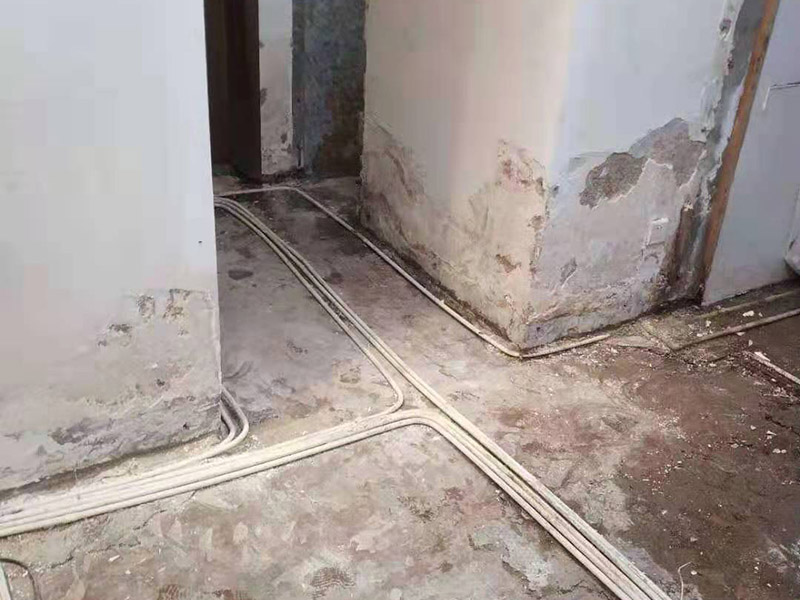 廚房拆除施工：拆除舊廚房是工程中的第一項(xiàng)，將情墻面和地面上原有的瓷磚全部砸掉，不要只砸掉一半或一部分，以免后面在鋪貼時(shí)有縫隙。 拆除吊頂、廚具和燈具，需按照一定的流程拆除。如果想要重新將廚房整頓一下，那么就將廚房的一切原有的都拆除掉。 如果是其他房間改造為廚房的話，也是要先將墻面和地面全部砸掉，以便于后續(xù)安裝管道和布置線路。水路和電路的設(shè)計(jì)都是很隱藏的，一般都會(huì)做成暗管，隱藏在墻面或地面下，既美觀又不影響使用。在地面和墻面全部拆除后，要將不平整或者有縫隙的地方用水泥抹平，以防安裝上瓷磚后發(fā)現(xiàn)不平整而影響整體美觀，并且也能進(jìn)一步做到防水的效果。