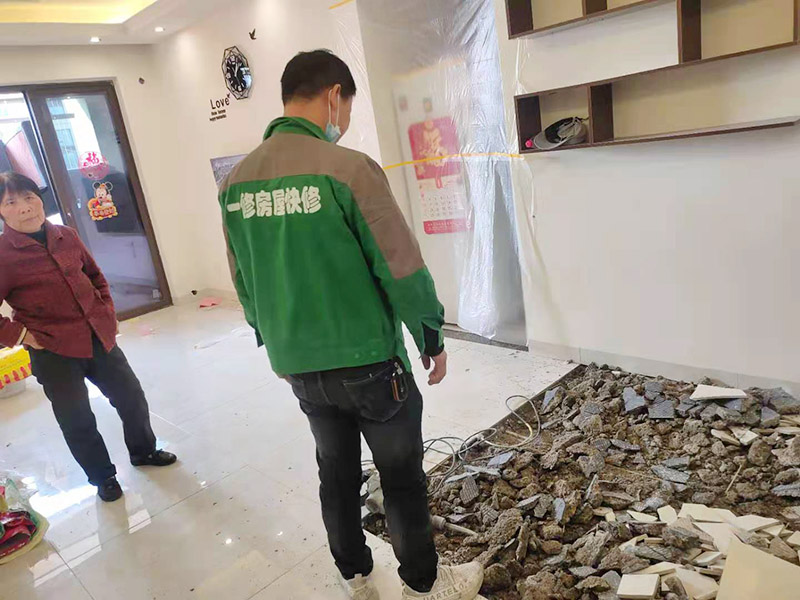 客廳地磚拆除案例：先把墻上的物體小心翼翼全部拆除搬出屋外，戴上手套和防護眼鏡，用小型的電鎬先從墻低的第一塊磚的邊緣開始鏟除，序次鏟除完整個墻面的瓷磚。敲擊鏟除到有插座和水龍頭附近瓷磚時，慢慢敲擊并仔細觀察電線和水管的方向，以防止損壞電線和水管。 用小型的電鎬或瓷磚鏟除機就能輕輕松松完成任務(wù)。此方法省時省力。（操作的時候安全問題要注意） 瓷磚鏟除一部分時要用斗車把地面上的瓷磚清理干凈，然后繼續(xù)鏟除，直到整面墻的瓷磚全部鏟除干凈為止。