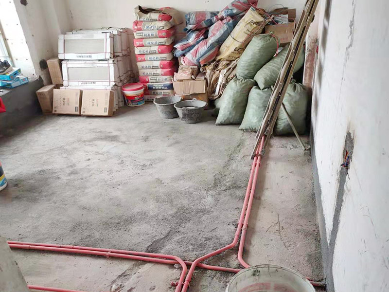 全屋線管鋪設(shè)裝修：管內(nèi)穿線在建筑物抹灰、粉刷及地面工程結(jié)束后進(jìn)行,穿線前應(yīng)將電線保護(hù)管內(nèi)的積水及雜物清理干凈。但針對建筑電氣安裝項目逐漸增加,管內(nèi)穿線的工程量隨之增大,為配合工程整體同步竣工,管內(nèi)穿線可以提前進(jìn)行,但必須滿足下列條件: 1、混凝土結(jié)構(gòu)工程必須經(jīng)過結(jié)構(gòu)驗收和核定。 2、磚混結(jié)構(gòu)工程必須初裝修完成以后。 3、作好成品保護(hù),箱、盒及導(dǎo)線不應(yīng)破損及被灰漿污染。 4、穿線后線管內(nèi)不得有積水及潮氣侵入,必須保證導(dǎo)線絕緣強度符合規(guī)范要求。