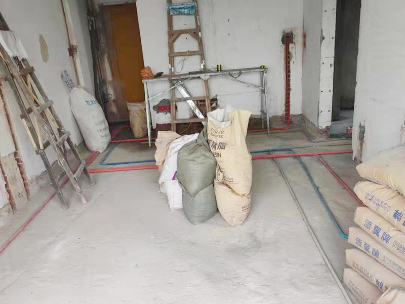 全屋線管鋪設(shè)裝修：管內(nèi)穿線在建筑物抹灰、粉刷及地面工程結(jié)束后進(jìn)行,穿線前應(yīng)將電線保護(hù)管內(nèi)的積水及雜物清理干凈。但針對建筑電氣安裝項目逐漸增加,管內(nèi)穿線的工程量隨之增大,為配合工程整體同步竣工,管內(nèi)穿線可以提前進(jìn)行,但必須滿足下列條件: 1、混凝土結(jié)構(gòu)工程必須經(jīng)過結(jié)構(gòu)驗收和核定。 2、磚混結(jié)構(gòu)工程必須初裝修完成以后。 3、作好成品保護(hù),箱、盒及導(dǎo)線不應(yīng)破損及被灰漿污染。 4、穿線后線管內(nèi)不得有積水及潮氣侵入,必須保證導(dǎo)線絕緣強度符合規(guī)范要求。