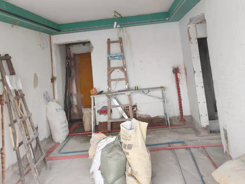 全屋線管鋪設(shè)裝修：管內(nèi)穿線在建筑物抹灰、粉刷及地面工程結(jié)束后進(jìn)行,穿線前應(yīng)將電線保護(hù)管內(nèi)的積水及雜物清理干凈。但針對建筑電氣安裝項目逐漸增加,管內(nèi)穿線的工程量隨之增大,為配合工程整體同步竣工,管內(nèi)穿線可以提前進(jìn)行,但必須滿足下列條件: 1、混凝土結(jié)構(gòu)工程必須經(jīng)過結(jié)構(gòu)驗收和核定。 2、磚混結(jié)構(gòu)工程必須初裝修完成以后。 3、作好成品保護(hù),箱、盒及導(dǎo)線不應(yīng)破損及被灰漿污染。 4、穿線后線管內(nèi)不得有積水及潮氣侵入,必須保證導(dǎo)線絕緣強度符合規(guī)范要求。