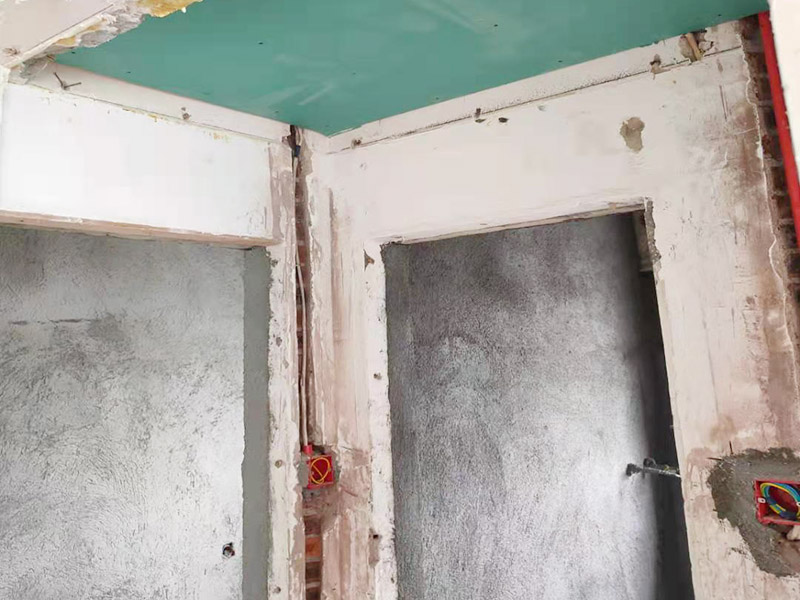 全屋線管鋪設(shè)裝修：管內(nèi)穿線在建筑物抹灰、粉刷及地面工程結(jié)束后進(jìn)行,穿線前應(yīng)將電線保護(hù)管內(nèi)的積水及雜物清理干凈。但針對建筑電氣安裝項目逐漸增加,管內(nèi)穿線的工程量隨之增大,為配合工程整體同步竣工,管內(nèi)穿線可以提前進(jìn)行,但必須滿足下列條件: 1、混凝土結(jié)構(gòu)工程必須經(jīng)過結(jié)構(gòu)驗收和核定。 2、磚混結(jié)構(gòu)工程必須初裝修完成以后。 3、作好成品保護(hù),箱、盒及導(dǎo)線不應(yīng)破損及被灰漿污染。 4、穿線后線管內(nèi)不得有積水及潮氣侵入,必須保證導(dǎo)線絕緣強度符合規(guī)范要求。