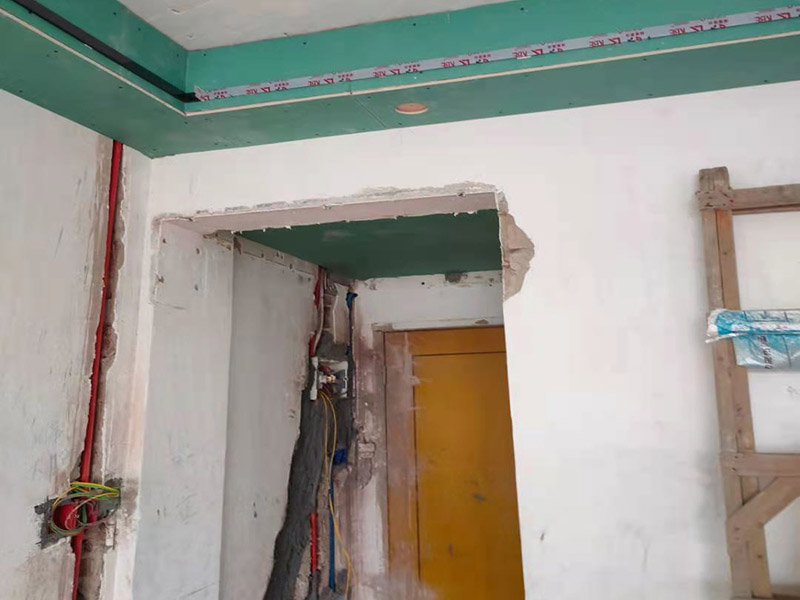 全屋線管鋪設(shè)裝修：管內(nèi)穿線在建筑物抹灰、粉刷及地面工程結(jié)束后進(jìn)行,穿線前應(yīng)將電線保護(hù)管內(nèi)的積水及雜物清理干凈。但針對建筑電氣安裝項目逐漸增加,管內(nèi)穿線的工程量隨之增大,為配合工程整體同步竣工,管內(nèi)穿線可以提前進(jìn)行,但必須滿足下列條件: 1、混凝土結(jié)構(gòu)工程必須經(jīng)過結(jié)構(gòu)驗收和核定。 2、磚混結(jié)構(gòu)工程必須初裝修完成以后。 3、作好成品保護(hù),箱、盒及導(dǎo)線不應(yīng)破損及被灰漿污染。 4、穿線后線管內(nèi)不得有積水及潮氣侵入,必須保證導(dǎo)線絕緣強度符合規(guī)范要求。