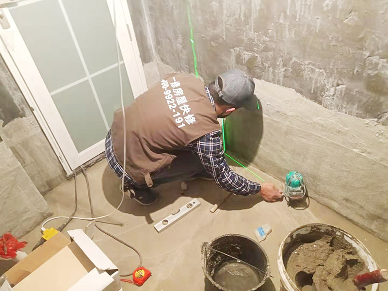 衛(wèi)生間墻面貼磚：施工前將需要的材料整齊堆放在一旁待用。首先應(yīng)除去基層表面的污垢，油漬，浮灰;除去基層上所有涂料層，膩?zhàn)訉?如果基層未能達(dá)到平整度要求，需對(duì)基層進(jìn)行預(yù)先的找平處理。 鋪貼瓷磚前需事先找好垂直線，以此為基準(zhǔn)鋪貼的瓷磚高低均勻、垂直美觀;此外，施工前在墻體四周需彈出標(biāo)高控制線，在地面彈出十字線，以控制地磚分隔尺寸。 加水后將粘結(jié)劑漿料攪拌至潤(rùn)滑均勻，無(wú)明顯塊狀或糊狀結(jié)塊，攪拌后的漿料靜置5-10分鐘后再稍加攪拌1-2分鐘即可使用。在開(kāi)始鋪貼施工前，需要先清理瓷磚表面的浮灰，污垢等。將調(diào)制好的漿料均勻地抹在瓷磚背面，要求漿料飽滿。將瓷磚平整地鋪貼在基層上，使用橡膠錘將瓷磚拍實(shí)鋪平。施工過(guò)程中，可小幅度轉(zhuǎn)動(dòng)瓷磚，使?jié){料與瓷磚背面充分接觸。