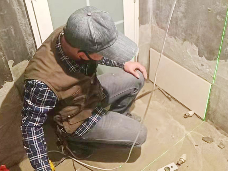 衛(wèi)生間墻面貼磚：施工前將需要的材料整齊堆放在一旁待用。首先應(yīng)除去基層表面的污垢，油漬，浮灰;除去基層上所有涂料層，膩?zhàn)訉?如果基層未能達(dá)到平整度要求，需對(duì)基層進(jìn)行預(yù)先的找平處理。 鋪貼瓷磚前需事先找好垂直線，以此為基準(zhǔn)鋪貼的瓷磚高低均勻、垂直美觀;此外，施工前在墻體四周需彈出標(biāo)高控制線，在地面彈出十字線，以控制地磚分隔尺寸。 加水后將粘結(jié)劑漿料攪拌至潤(rùn)滑均勻，無(wú)明顯塊狀或糊狀結(jié)塊，攪拌后的漿料靜置5-10分鐘后再稍加攪拌1-2分鐘即可使用。在開(kāi)始鋪貼施工前，需要先清理瓷磚表面的浮灰，污垢等。將調(diào)制好的漿料均勻地抹在瓷磚背面，要求漿料飽滿。將瓷磚平整地鋪貼在基層上，使用橡膠錘將瓷磚拍實(shí)鋪平。施工過(guò)程中，可小幅度轉(zhuǎn)動(dòng)瓷磚，使?jié){料與瓷磚背面充分接觸。