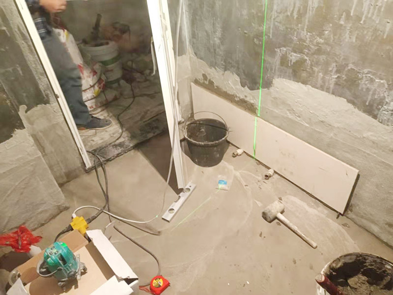 衛(wèi)生間墻面貼磚：施工前將需要的材料整齊堆放在一旁待用。首先應(yīng)除去基層表面的污垢，油漬，浮灰;除去基層上所有涂料層，膩?zhàn)訉?如果基層未能達(dá)到平整度要求，需對(duì)基層進(jìn)行預(yù)先的找平處理。 鋪貼瓷磚前需事先找好垂直線，以此為基準(zhǔn)鋪貼的瓷磚高低均勻、垂直美觀;此外，施工前在墻體四周需彈出標(biāo)高控制線，在地面彈出十字線，以控制地磚分隔尺寸。 加水后將粘結(jié)劑漿料攪拌至潤(rùn)滑均勻，無(wú)明顯塊狀或糊狀結(jié)塊，攪拌后的漿料靜置5-10分鐘后再稍加攪拌1-2分鐘即可使用。在開(kāi)始鋪貼施工前，需要先清理瓷磚表面的浮灰，污垢等。將調(diào)制好的漿料均勻地抹在瓷磚背面，要求漿料飽滿。將瓷磚平整地鋪貼在基層上，使用橡膠錘將瓷磚拍實(shí)鋪平。施工過(guò)程中，可小幅度轉(zhuǎn)動(dòng)瓷磚，使?jié){料與瓷磚背面充分接觸。