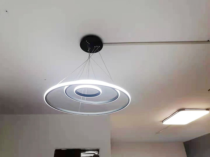 燈具安裝施工:開始進行房頂?shù)臏y量，進行找中就是房間的正中，一般都有房屋基礎留的電線盒，但是他只是大概的中，需要我們進行南北東西的測量找出房頂?shù)恼?。用鉛筆畫上記號。將燈具的固定底座的中心與房頂找的中心重合，然后底座固定的點位就是固定螺栓的點位，然后打眼，打眼現(xiàn)在一般的重的燈（超過10斤）/客廳燈用鐵膨脹螺栓10號轉頭打眼；如果是比較輕的燈用塑料脹管即可8號轉頭打眼。將電線與頂上的電線接上，然后試一下效果。