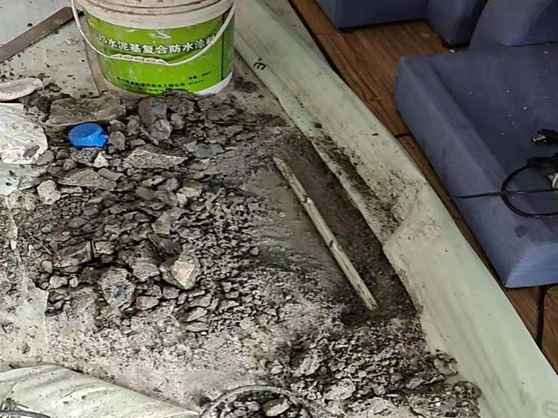 地面水管漏水維修：墻壁上有水滴不一定就是內(nèi)水管漏水所致，那應(yīng)先判斷究竟是不是墻壁內(nèi)的水管出現(xiàn)問題而出現(xiàn)的漏水情況，找到墻壁內(nèi)水管的漏水點(diǎn)，那首先得關(guān)掉水源總閘，然后卸下連接壓縮接頭的陰陽螺母，在螺母上繞上膠布讓螺母的密封性能更加好，最后就是重新裝上壓縮接頭。