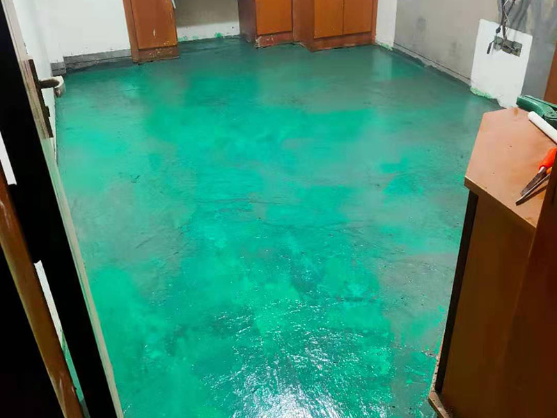 地面找平維修：1、如果地面平整度相對(duì)比較高，可以用鋪墊寶找平。比較省事，效果也好。地面平整度差的多了，建議不用鋪墊寶。因?yàn)殇亯|寶可以對(duì)地面有特別突出的，例如石子等，有調(diào)節(jié)作用，對(duì)于局部小范圍不平，沒法調(diào)節(jié)。弄不好，腳踩著還會(huì)發(fā)軟。 　　2、如果地面平整度差的不多，不用調(diào)節(jié)不同地面材料的高差，可以用水泥自流平來處理。厚度不高，施工質(zhì)量很好。 　　3、如果地面平整度差的比較多，建議用水泥沙漿找平，一次可以解決平整度和調(diào)整高差兩個(gè)問題。 　　4、如果地面的平整度誤差，只在局部范圍，也可以采用更靈活的辦法。在地板安裝前，請(qǐng)安裝工人，用快干粉之類的，實(shí)施局部找平，不影響安裝速度和質(zhì)量。