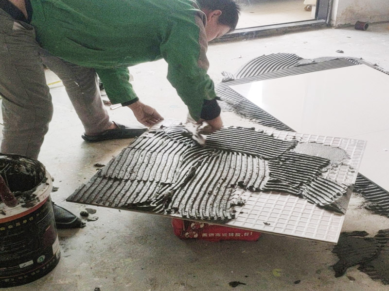 客廳地磚鋪貼:鋪貼前應(yīng)用水泥砂漿找地面或墻面，并按磚體尺寸劃好線，劃線時需預(yù)留3－5mm的灰縫，以防粘結(jié)物與磚體膨脹系數(shù)不一致而導致不良后果產(chǎn)生。 瓷磚受熱或者冬天遇冷會存在一定熱脹冷縮，同時粘貼瓷磚的水泥沙土也會隨著溫度和濕度的變化出現(xiàn)一定膨脹收縮，瓷磚間不留縫隙很容易導致瓷磚起拱裂開。瓷磚邊緣存在一定誤差，每塊瓷磚不能保證完全的平整，特別是裝修現(xiàn)場切割瓷磚容易出現(xiàn)誤差，留縫能保持整體整齊劃一。 