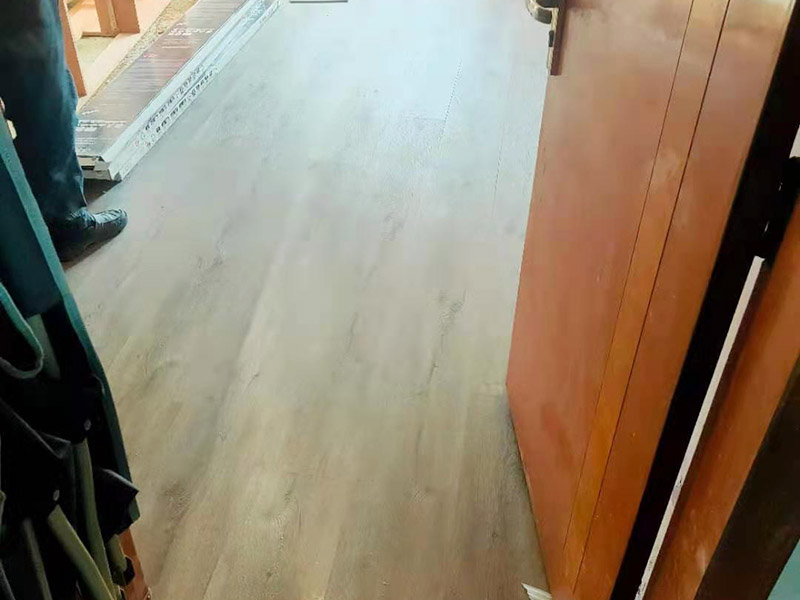 毛坯房地板鋪貼：先對地面進行找平，水平的誤差不能超過2毫米。地面要是不平，腳感就不好。再就是將邊、角部位等突起或有不平的地方進行局部修整。再鋪防潮層，防潮層可以防止以后地板受潮。鋪平，接縫處要并攏。然后就是安裝地板了，因為地板是要錯落安裝的，先預鋪一下，將部分地板一分為二，要按尺寸來鋸，萬一鋸多了，地板損耗就大了。因為地板有一定的膨脹率，因此鋪裝前要在其與墻面接觸的部位預留膨脹縫，以免地板起鼓。膨脹縫的大小一般和地板的膨脹系數(shù)有關系。