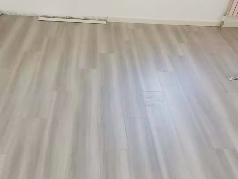 木地板踢腳線安裝：1、安裝前先清掃：把地面和墻面打掃干凈，這樣安裝踢腳線才不會出現(xiàn)空隙。 2、墻表打孔：需要進(jìn)行打孔，把踢腳線穩(wěn)固在墻表?？拙嘣?00cm左右，孔深度5CM左右。 3、墻角處理：踢腳線切成45度斜角，這樣2根踢腳線可以融合在一起，組成尖銳的90度直角。