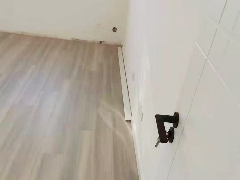 木地板踢腳線安裝：1、安裝前先清掃：把地面和墻面打掃干凈，這樣安裝踢腳線才不會出現(xiàn)空隙。 2、墻表打孔：需要進(jìn)行打孔，把踢腳線穩(wěn)固在墻表?？拙嘣?00cm左右，孔深度5CM左右。 3、墻角處理：踢腳線切成45度斜角，這樣2根踢腳線可以融合在一起，組成尖銳的90度直角。