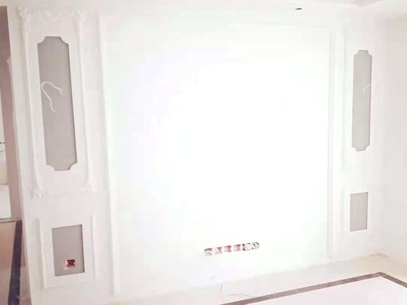 墻面乳膠漆刷新:首先應(yīng)將墻面上的雜質(zhì)清理干凈，確定墻面無雜質(zhì)后開始刮膩子，并用砂紙將墻面打磨平整，接著開始涂刷底漆，涂刷時需確保墻面每個角落都涂到，上完底漆后，將墻面的坑眼打磨平整，最后涂刷面漆，涂刷后的十天內(nèi)，不得接觸或擦洗墻面。