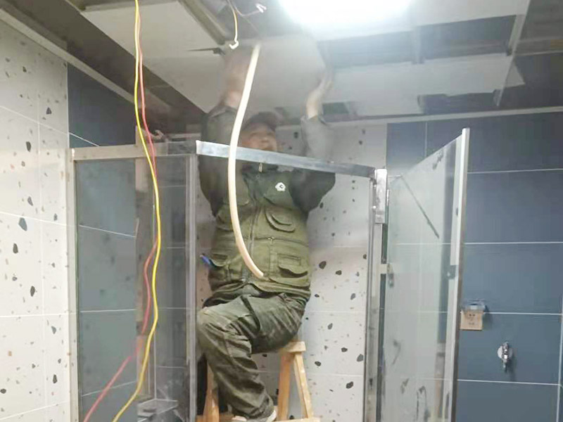 衛(wèi)生間局部安裝：浴室柜鏡子在安裝之前，要測量好鏡子的尺度，鏡子的尺度應(yīng)該用卷尺量出，然后再在適合的位置，將墻面打孔，然后裝入墻塞，然后將螺絲擰入墻內(nèi)一定深度，然后再確定鏡子的穩(wěn)定性。根據(jù)鏡子背面墻上的兩個孔，對準(zhǔn)套入墻內(nèi)的螺絲釘，固定好之后再用手緊緊的將它擰好，然后再用手試一下，看看鏡子會不會有松動問題，如果鏡子沒有東倒西歪的問題，那么鏡子就算是已經(jīng)安裝了，最后，鏡子安裝好之后，要注重鏡面的清潔，一定要用濕毛巾先把鏡子好好擦一下，然后再用干毛巾再擦拭一遍，保證好鏡子的清潔和干凈，就可以進行使用了。