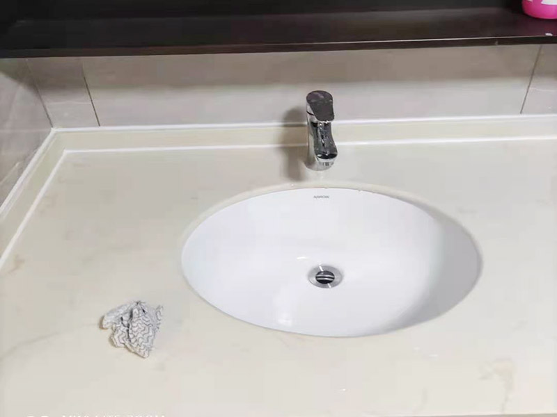 水槽臺盆安裝：在放置水槽之前，我們需要將水槽的一些功能配件都安裝完畢后，將水槽臺下盆安放在原先設計好的位置，將水槽安裝完畢之后，便可以進行接下來的安裝程序。安裝水槽是水槽臺下盆安裝非常重要的一個步驟，水槽安裝的好壞，將會在一定程度上影響水槽日后的使用效果。需要將前面安裝完畢的水龍頭上的進水管一端連接到進水開關位置，安進水管時除了要注意它銜接是否牢固，還需要注意不要將冷熱水管的位置給混淆不清。接下來就是安裝溢水孔的下水管，安裝時需要它銜接處是否密封。最后，只需將過濾籃和整體的排水管安裝完畢即可。