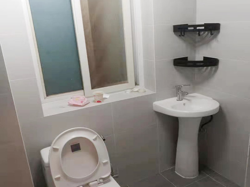 衛(wèi)生間整體裝修：水電改造關(guān)系到日后生活中的使用效果，非常重要。首先是所有與水電有關(guān)的設(shè)備具體位置、尺寸及安裝方式。在確定方案時(shí)，不僅只考慮當(dāng)前的使用需求，還需考慮到未來有可能出現(xiàn)的變化，做好預(yù)留打算。待水電改造好后，再做防水處理，衛(wèi)生間廁常用水，非常潮濕，防水措施一定要做好。衛(wèi)生間的防水處理不只是做地面的防水，還有墻面防水，且衛(wèi)生間內(nèi)的開關(guān)插座都必須帶防水蓋。 衛(wèi)生間使用的瓷磚不僅要有裝飾性，還要有防水功能，帶有防水性的瓷磚可以對衛(wèi)生間墻體及地面起到很好的保護(hù)作用。而廁所地面使用的瓷磚，不僅要防水還要防滑，大家可以選表面帶凹凸紋路的瓷磚。