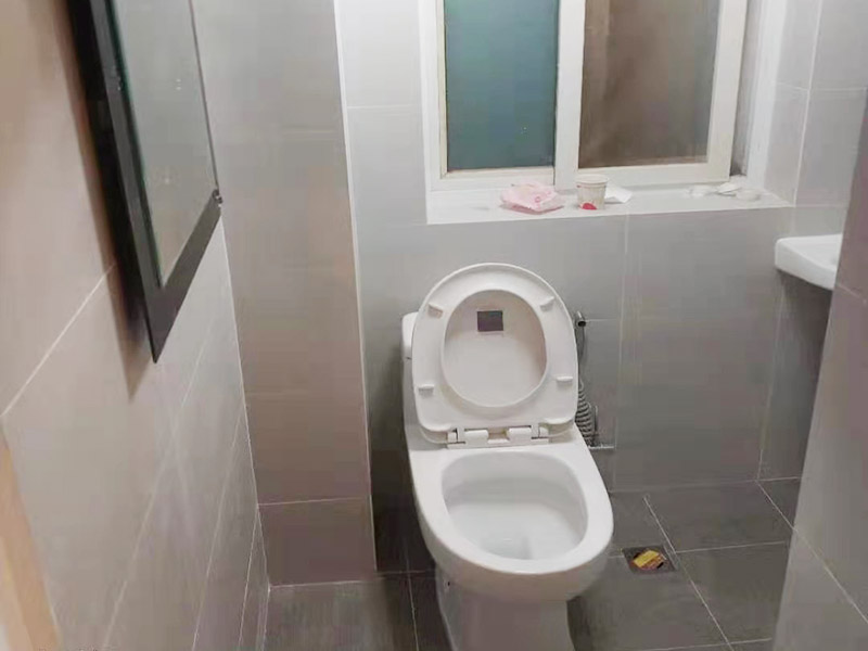 衛(wèi)生間整體裝修：水電改造關(guān)系到日后生活中的使用效果，非常重要。首先是所有與水電有關(guān)的設(shè)備具體位置、尺寸及安裝方式。在確定方案時(shí)，不僅只考慮當(dāng)前的使用需求，還需考慮到未來有可能出現(xiàn)的變化，做好預(yù)留打算。待水電改造好后，再做防水處理，衛(wèi)生間廁常用水，非常潮濕，防水措施一定要做好。衛(wèi)生間的防水處理不只是做地面的防水，還有墻面防水，且衛(wèi)生間內(nèi)的開關(guān)插座都必須帶防水蓋。 衛(wèi)生間使用的瓷磚不僅要有裝飾性，還要有防水功能，帶有防水性的瓷磚可以對衛(wèi)生間墻體及地面起到很好的保護(hù)作用。而廁所地面使用的瓷磚，不僅要防水還要防滑，大家可以選表面帶凹凸紋路的瓷磚。