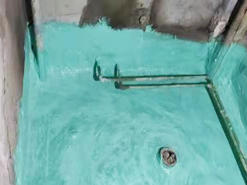 廁所地面刷防水：作防水前，一定要把需要作防水的墻面和地面打掃干凈，否則，再好的防水劑也起不到防水的作用。一般的墻面防水劑要刷到30厘米的高度。地面要全部刷到，而且必須等第一遍干了后，才能刷第二遍。防水重點(diǎn)位置：墻角位置，要多刷1－2遍。下水管周圍，要多刷1－2遍。防水做完了，不要以為就沒有事了，還要&ldquo;開閘放水&rdquo;，試水。試水一試就是24個(gè)小時(shí)，看周圍墻面有沒有滲水現(xiàn)象