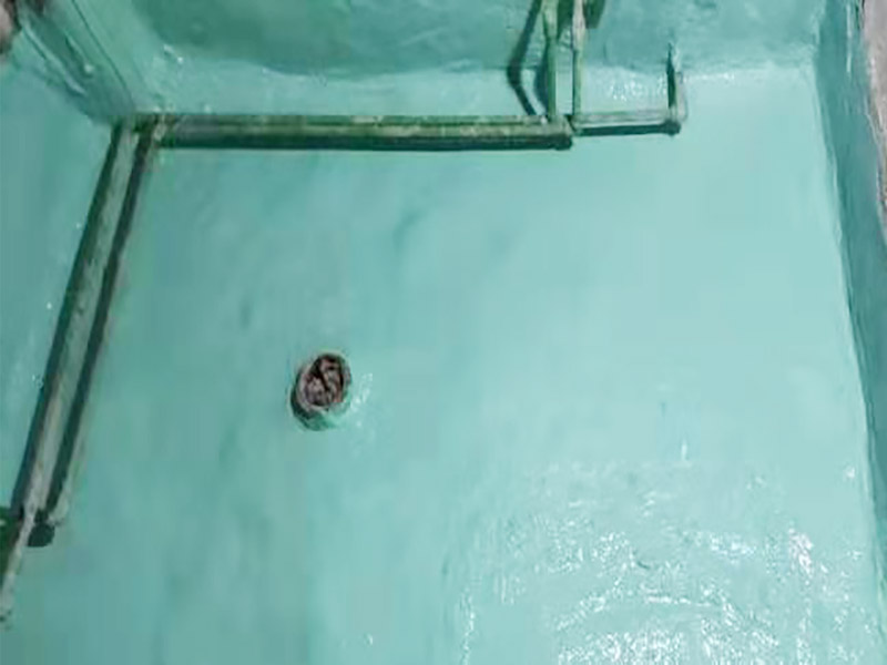 廁所地面刷防水：作防水前，一定要把需要作防水的墻面和地面打掃干凈，否則，再好的防水劑也起不到防水的作用。一般的墻面防水劑要刷到30厘米的高度。地面要全部刷到，而且必須等第一遍干了后，才能刷第二遍。防水重點(diǎn)位置：墻角位置，要多刷1－2遍。下水管周圍，要多刷1－2遍。防水做完了，不要以為就沒有事了，還要&ldquo;開閘放水&rdquo;，試水。試水一試就是24個(gè)小時(shí)，看周圍墻面有沒有滲水現(xiàn)象