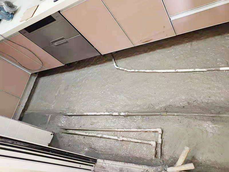 廚房地面埋管找平：一般房屋的地面上有比較凸出的地方，可以采用旋轉平磨的方式將高的地方打磨下去前提是下邊沒有管道。如果高的地方不打磨，那么找平出來的地面就會出現由齒刮刮出來的地面在高的地方同樣留下了同樣多的水泥，最后找出來的地面好是高的地方依然高，低的地方依然低。同時打磨還能節(jié)約不少的用料，這是地面找平中一個很重要的步驟。