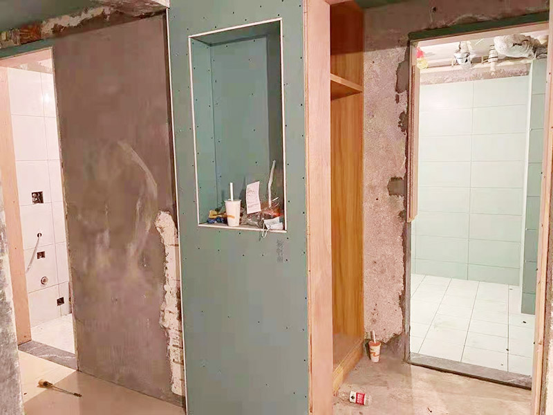 客廳整體裝修翻新：在舊房翻新中最先實施的是主題拆除，其中主要包括墻面、地面、門窗、水路、電路等各方面的拆除。在拆除過程中，廚衛(wèi)的墻磚鏟除中防水層是極易被損壞的，所以裝修在墻面抹灰完成后一定要重新做防水。拆改會產(chǎn)生許多的垃圾，要及時清理，同時老房翻新過程中時刻保持室內(nèi)的清潔，這對于施工也是非常方便的。 第二步就是結構的改造啦。舊房翻新業(yè)主們在做結構優(yōu)化時，廚房、衛(wèi)生間在包立管時一定要留有檢查口以便維修，舊房的承重墻一定不能拆除否則造成安全隱患。 接下來就是隱蔽工程的實施了。其中包括檢查吊頂內(nèi)的供水、空調(diào)