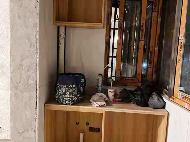 客廳整體裝修翻新：在舊房翻新中最先實施的是主題拆除，其中主要包括墻面、地面、門窗、水路、電路等各方面的拆除。在拆除過程中，廚衛(wèi)的墻磚鏟除中防水層是極易被損壞的，所以裝修在墻面抹灰完成后一定要重新做防水。拆改會產(chǎn)生許多的垃圾，要及時清理，同時老房翻新過程中時刻保持室內(nèi)的清潔，這對于施工也是非常方便的。 第二步就是結構的改造啦。舊房翻新業(yè)主們在做結構優(yōu)化時，廚房、衛(wèi)生間在包立管時一定要留有檢查口以便維修，舊房的承重墻一定不能拆除否則造成安全隱患。 接下來就是隱蔽工程的實施了。其中包括檢查吊頂內(nèi)的供水、空調(diào)