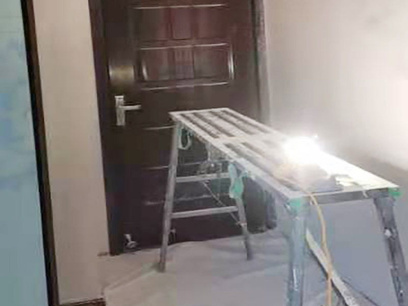 墻面刷新保護：舊墻的基礎(chǔ)處理主要是指根除墻面的原有裝飾，一般包含墻面原有墻面漆和膩子層的根除、原有木裝飾、原有其它外表裝飾物如墻紙等的鏟除等。濕潤原有墻面，墻面鏟除的會比較徹底。墻面的基礎(chǔ)處理要根據(jù)墻面的具體情況，具體施工（局部鏟除修補、鏟除至石膏層膩子、鏟除至原墻水泥層），以便靈活掌握預(yù)算和工期。