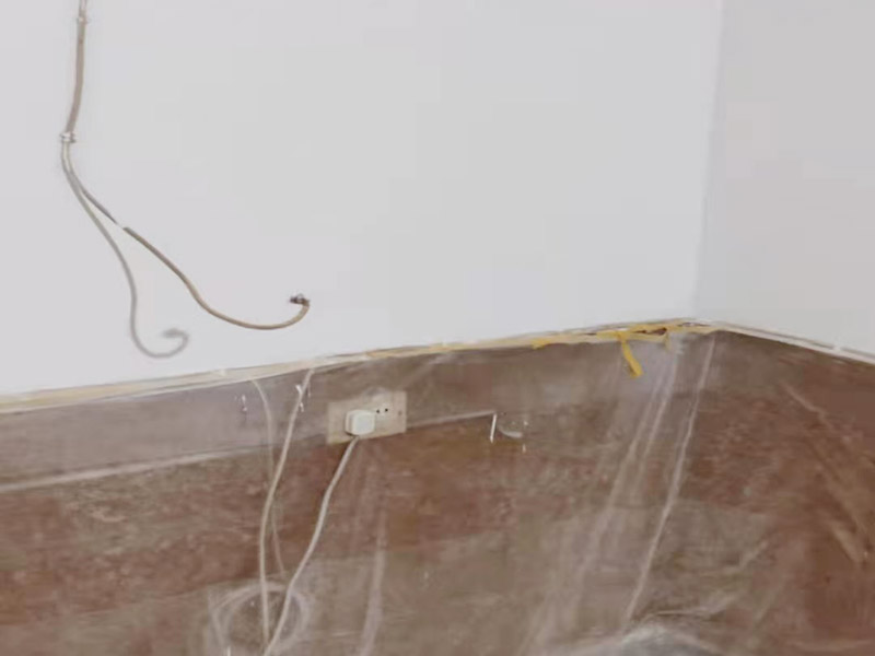 墻面刷新保護：舊墻的基礎(chǔ)處理主要是指根除墻面的原有裝飾，一般包含墻面原有墻面漆和膩子層的根除、原有木裝飾、原有其它外表裝飾物如墻紙等的鏟除等。濕潤原有墻面，墻面鏟除的會比較徹底。墻面的基礎(chǔ)處理要根據(jù)墻面的具體情況，具體施工（局部鏟除修補、鏟除至石膏層膩子、鏟除至原墻水泥層），以便靈活掌握預(yù)算和工期。