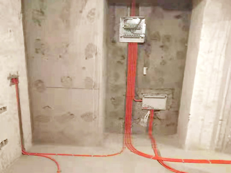 全屋電路布線：首先根據實際情況定位，定位完成后，電工根據定位和電路走向，開布線槽，線路槽很有講究，要橫平豎直，不過，規(guī)范的做法，不允許開橫槽，因為會影響墻的承受力。布線一般采用線管暗埋的方式。線管有冷彎管和PVC管兩種，冷彎管可以彎曲而不斷裂，是布線的最好選擇，因為它的轉角是有弧度的，線可以隨時更換，而不用開墻。冷彎管要用彎管工具，弧度應該是線管直徑的10倍，這樣穿線或拆線，才能順利。