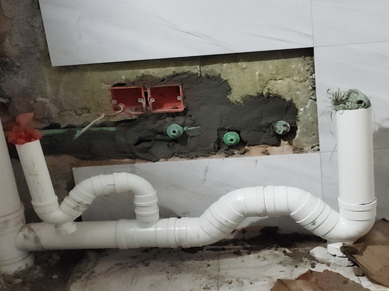 衛(wèi)生間水電改造：電路工程時(shí)，必須先安裝管道，然后再通過布線，以便在日后更換時(shí)布線不動(dòng)。 通過管子不能用軟管防止死角。 沿方向在墻或地面上創(chuàng)建凹槽。 側(cè)溝會(huì)損害建筑物整體的負(fù)荷，抗震性能降低，墻面容易破碎，因此溝槽的開口部分不允許超過30cm。 測(cè)試水路壓力，檢查合格后留出回路的施工圖。 圖形必須與實(shí)際匹配。 圖紙還應(yīng)當(dāng)標(biāo)明布線規(guī)格和開關(guān)，插座的位置。