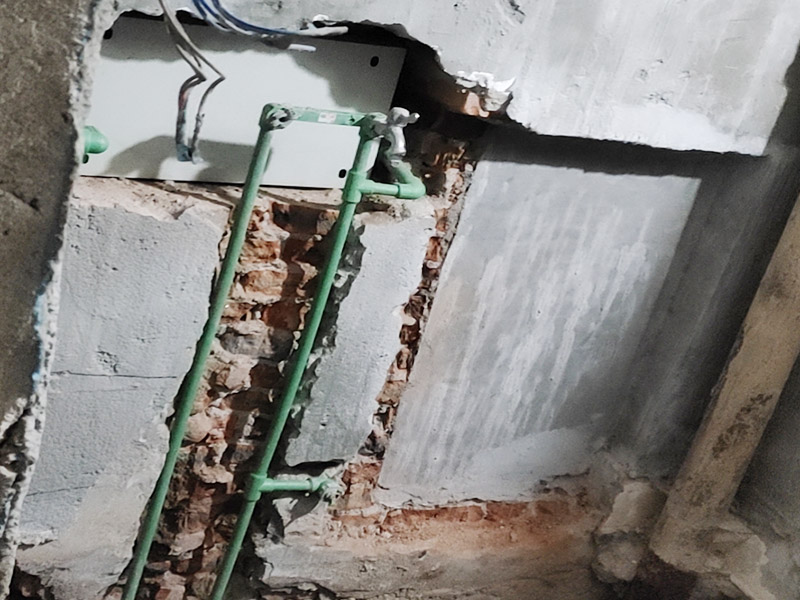 衛(wèi)生間水電改造：電路工程時(shí)，必須先安裝管道，然后再通過布線，以便在日后更換時(shí)布線不動(dòng)。 通過管子不能用軟管防止死角。 沿方向在墻或地面上創(chuàng)建凹槽。 側(cè)溝會(huì)損害建筑物整體的負(fù)荷，抗震性能降低，墻面容易破碎，因此溝槽的開口部分不允許超過30cm。 測(cè)試水路壓力，檢查合格后留出回路的施工圖。 圖形必須與實(shí)際匹配。 圖紙還應(yīng)當(dāng)標(biāo)明布線規(guī)格和開關(guān)，插座的位置。