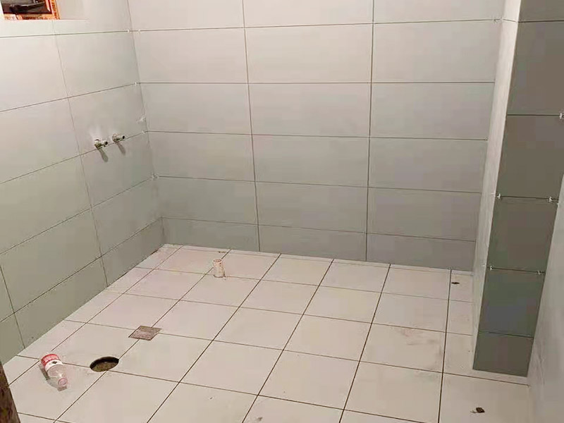 衛(wèi)生間貼磚施工：衛(wèi)生間貼磚要先將所需材料準(zhǔn)備好，一般用在這個(gè)空間的話可以選擇小瓷磚，例如小方塊類型的瓷磚就不錯(cuò)，貼起來也比較方便。然后將水泥與建筑膠混合拌勻，用鏟刀將其鏟到地面刮平再將瓷磚鋪上刀壓實(shí)，這樣按照這樣的方式自上而下或自左而右來進(jìn)行貼磚即可。